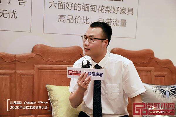 雅宋紅木總經(jīng)理竇琦柳在優(yōu)選品牌直播招商會上介紹招商優(yōu)惠政策