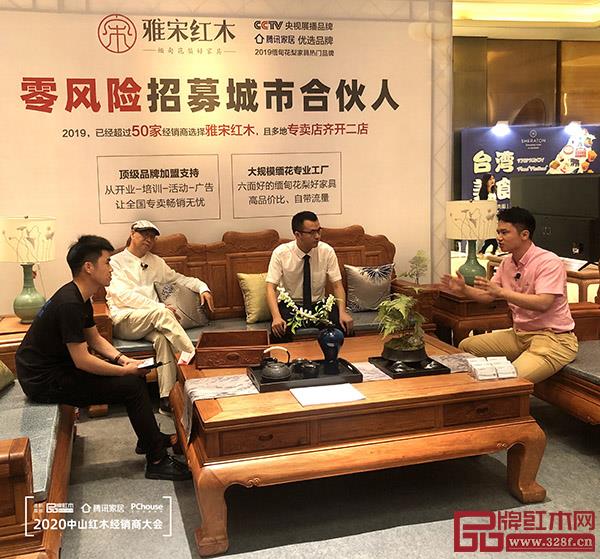 全聯(lián)藝術(shù)紅木家具專業(yè)委員會執(zhí)行會長、紅木資深媒體人、騰訊家居紅木、品牌紅木總編林偉華（右）在直播中講述雅宋紅木的品牌優(yōu)勢