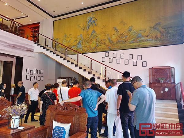 經(jīng)銷商們走進雅宋紅木展廳，零距離感受雅宋紅木“六面好”的精品工藝