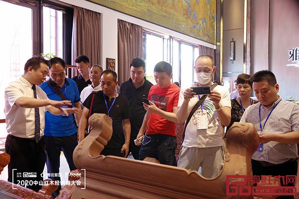 經(jīng)銷商們走進雅宋紅木展廳，零距離感受雅宋紅木“六面好”的精品工藝