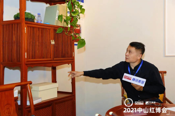 明式家具研究學(xué)者張輝蒞臨雅宋紅木展廳，點評雅宋紅木《宋式書柜》