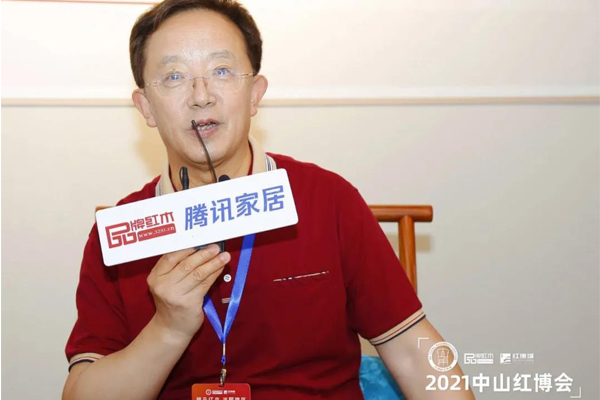 全聯(lián)藝術(shù)紅木家具專業(yè)委員會專家顧問、華南農(nóng)業(yè)大學(xué)博士生導(dǎo)師李凱夫表達了對雅宋紅木六面好產(chǎn)品的高度認可